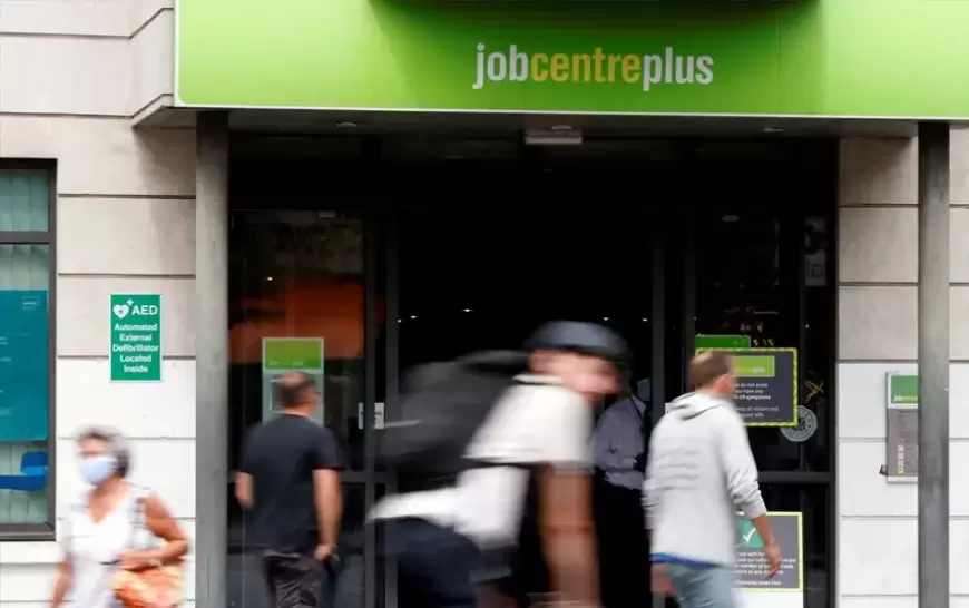 UK Unemployment Rises Amidst a Weakening Job Market